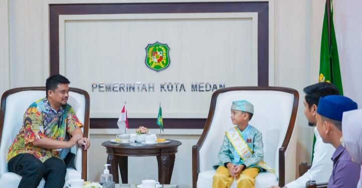 Juara Kompetisi Hafiz Indonesia 2024, Bobby Hadiahkan Umroh Ibu dan Kedua Adik Gibran