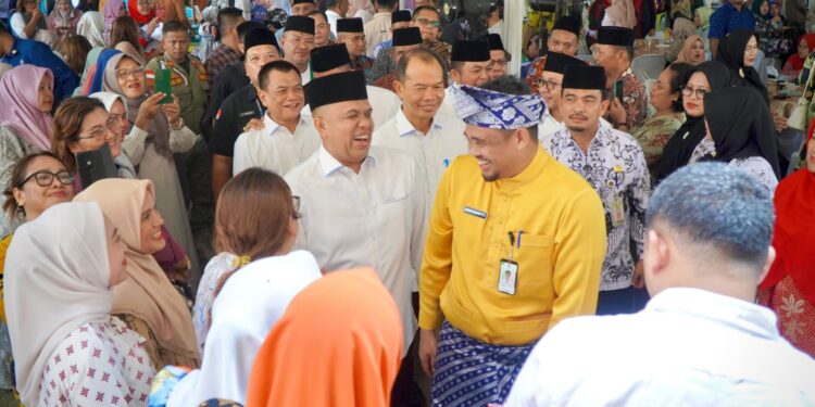 Bobby Kenakan Busana Melayu di Halal Bihalal Pemkab Langkat, PJ Bupati Langkat Sambut Senyum Bahagia