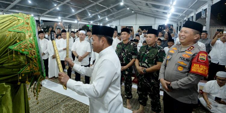 Pj Gubernur Sumut Menabuh Beduk, Semarakan Malam Takbiran Idulfitri 1445 H
