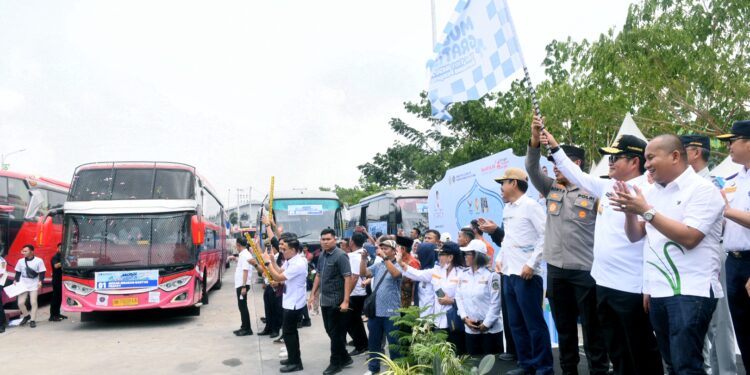 Pj Gubernur Sumut Lepas 66 Bus Mudik Gratis yang Mengangkut 2.500 Pemudik
