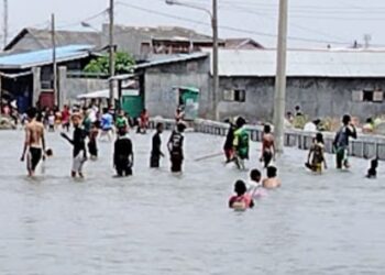 Puluhan Remaja Tawuran di Tengah Banjir Rob Melanda Belawan