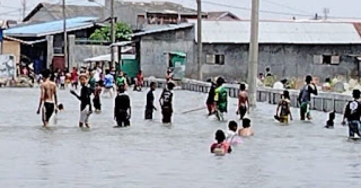 Puluhan Remaja Tawuran di Tengah Banjir Rob Melanda Belawan