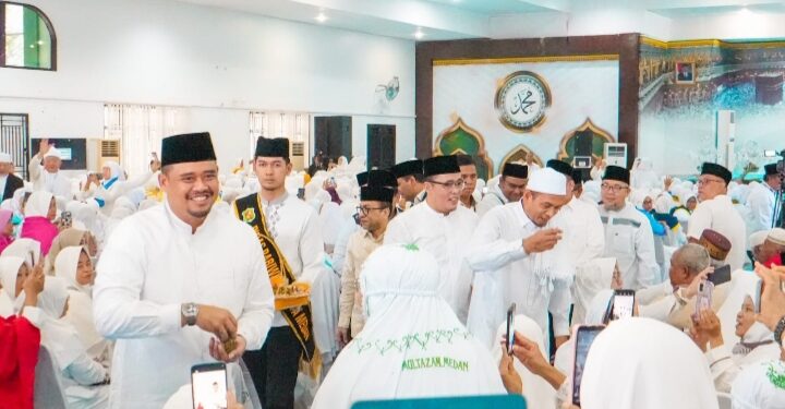 Lepas 2.482 Calhaj Asal Medan, Bobby Nasution Minta Camat Jaga dan Perhatikan Keluarga Jamaah