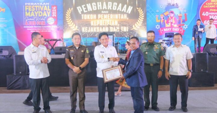 Peringatan Mayday 2024, Pj Gubernur Sumut Dapat Penghargaan dari Serikat Pekerja/Buruh Sumut