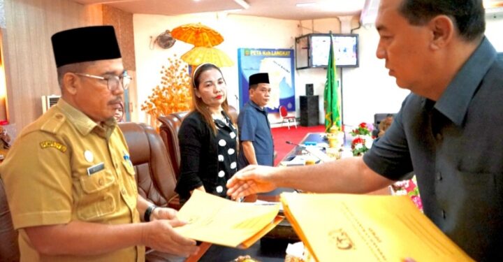 Asisten Administrasi Umum Musti Hadiri Rapat Paripurna Laporan Hasil Reses DPRD Kabupaten Langkat