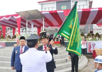 Motivasi Bupati dan Camat, Pj Gubernur Sumut Serahkan Tunggul Kecamatan Terbaik Kabupaten