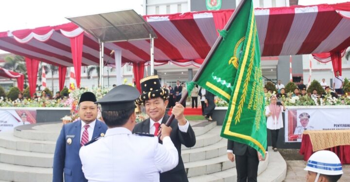 Motivasi Bupati dan Camat, Pj Gubernur Sumut Serahkan Tunggul Kecamatan Terbaik Kabupaten