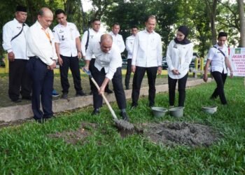 Pj Bupati Langkat Faisal Hasrimy Letakkan Batu Pertama Pembangunan RTH di 10 Kecamatan Se-Kabupaten Langkat 