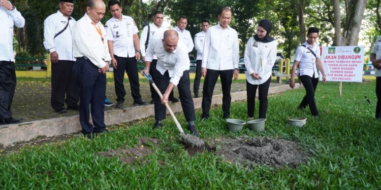 Pj Bupati Langkat Faisal Hasrimy Letakkan Batu Pertama Pembangunan RTH di 10 Kecamatan Se-Kabupaten Langkat 