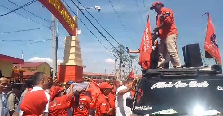 Massa PBB Demo di Mapolres Pelabuhan Belawan