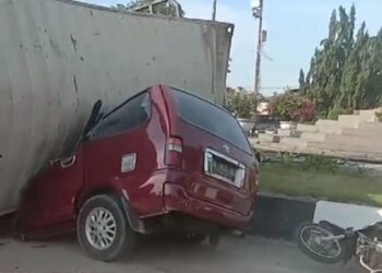 Truk Modifikasi Terbalik Menimpa Minibus, Supir Tewas di Tempat
