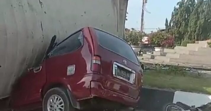 Truk Modifikasi Terbalik Menimpa Minibus, Supir Tewas di Tempat