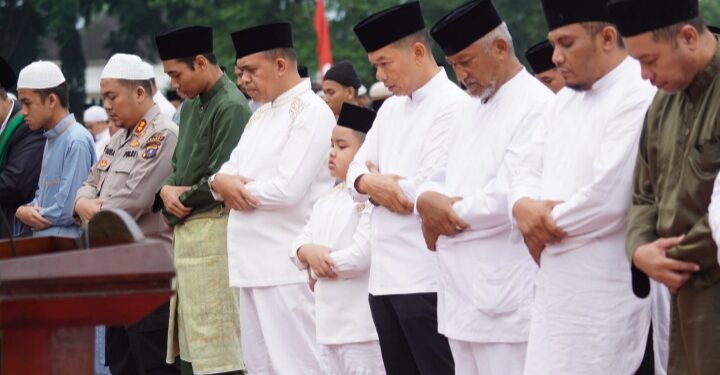 Ikuti Salat Idul Adha di Stabat, Pj. Bupati Langkat Sebar Hewan Qurban ASN 2024