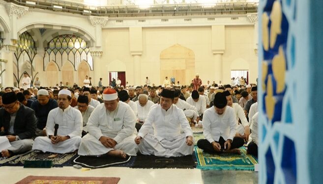 Pj Gubernur Sumut Salat Iduladha 1445 H Bersama Ribuan Masyarakat di Masjid Agung Medan
