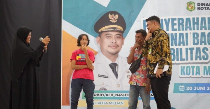 Serahkan BST kepada 1.500 Penerima Manfaat, Bobby: Tak Hanya Bantuan Tunai, Juga Skill