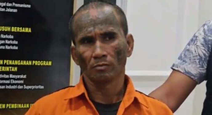 Pria Berwajah Seram dan Tubuh Dipenuhi Tato Digari Polisi