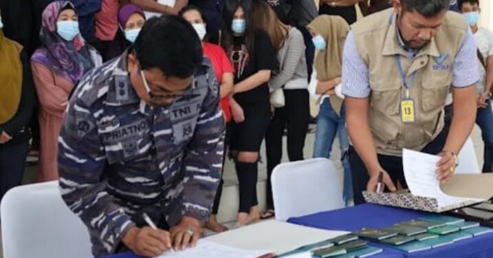 TNI AL Tim F10QR Mengamankan PMI Ilegal Saat Baru Pulang dari Malaysia