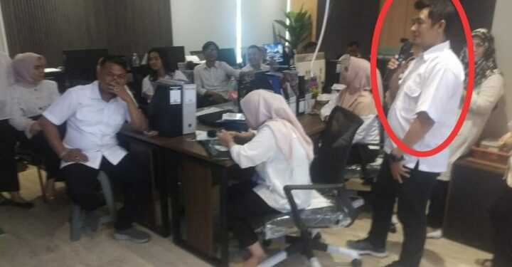 Bagai Anak Ayam Kehilangan Induk, PNS dan Honor Kantor Sekretariat DPRD Sumut Asyik Berkaraoke Saat Jam Kerja