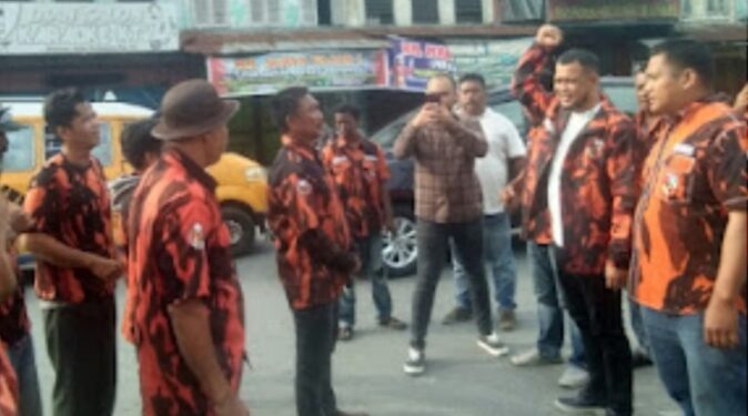 Puluhan Anggota IPK Mencopot Atribut dan Menggantinya dengan Atribut PP