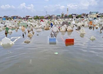 Di Belawan, Warga Peziarah Berenang Mencari Kuburan Keluarganya