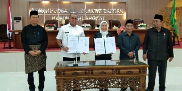 Pj. Bupati Langkat Hadiri Rapat Paripurna DPRD dalam Rangka Pengesahan Ranperda LPJ APBD TA 2023