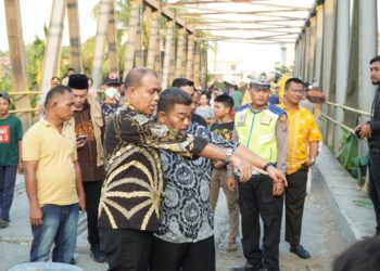 Pj. Bupati Langkat Meninjau “Titi Besi” yang Roboh di Batang Serangan