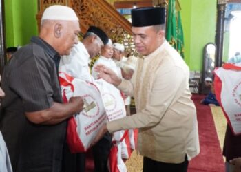 Pj. Bupati Langkat Faisal Hasrimy Laksanakan Shalat Jumat bersama Masyarakat dan Bagikan Sembako di Masjid Azizi