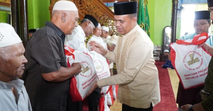 Pj. Bupati Langkat Faisal Hasrimy Laksanakan Shalat Jumat bersama Masyarakat dan Bagikan Sembako di Masjid Azizi