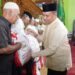 Pj. Bupati Langkat Faisal Hasrimy Laksanakan Shalat Jumat bersama Masyarakat dan Bagikan Sembako di Masjid Azizi
