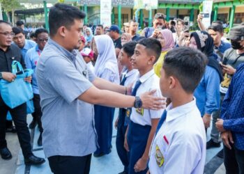 Ringankan Beban Orangtua, Wali Kota Medan Bagikan 40.000 Perlengkapan Sekolah kepada Siswa SD dan SMP
