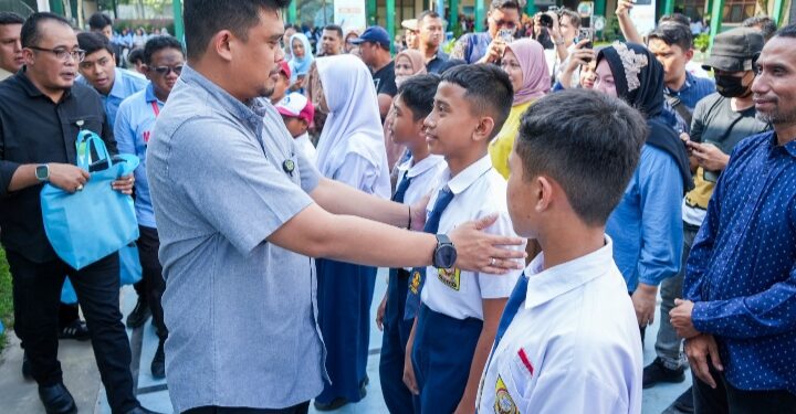 Ringankan Beban Orangtua, Wali Kota Medan Bagikan 40.000 Perlengkapan Sekolah kepada Siswa SD dan SMP