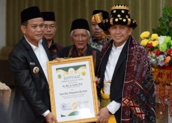 Pj Gubernur Agus Fatoni Diberi Gelar Adat ‘Sutan Raja Pangondian’ oleh Badan Pemangku Adat Padanglawas