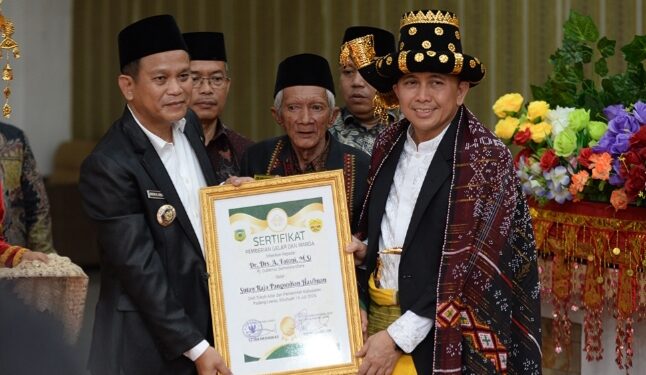 Pj Gubernur Agus Fatoni Diberi Gelar Adat ‘Sutan Raja Pangondian’ oleh Badan Pemangku Adat Padanglawas