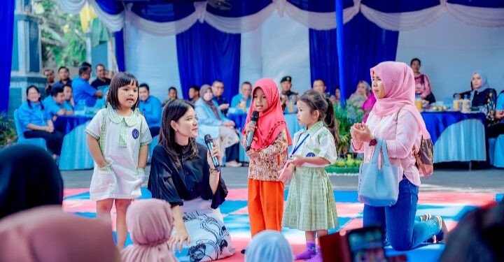 Peringatan HAN, Kahiyang Ayu Bagikan Bingkisan untuk Anak Stunting