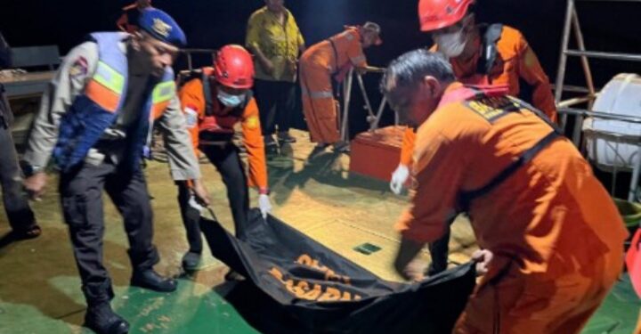 Basarnas Medan dan Ditpolairud Poldasu Evakuasi 7 TKI di Perairan Selat Malaka