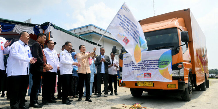 Pj Gubernur Sumut Agus Fatoni Lepas Ekspor Perdana Kerupuk Ikan Patin ke Malaysia