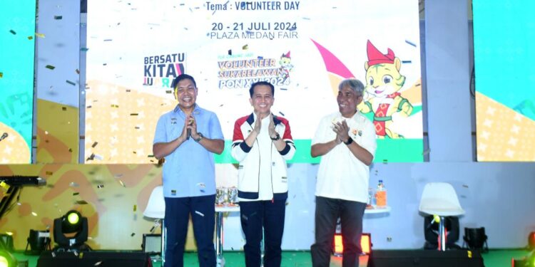 Ikut Langsung Bagikan Leaflet PON, Pj Gubernur Sumut Agus Fatoni Ajak Masyarakat Sukseskan PON