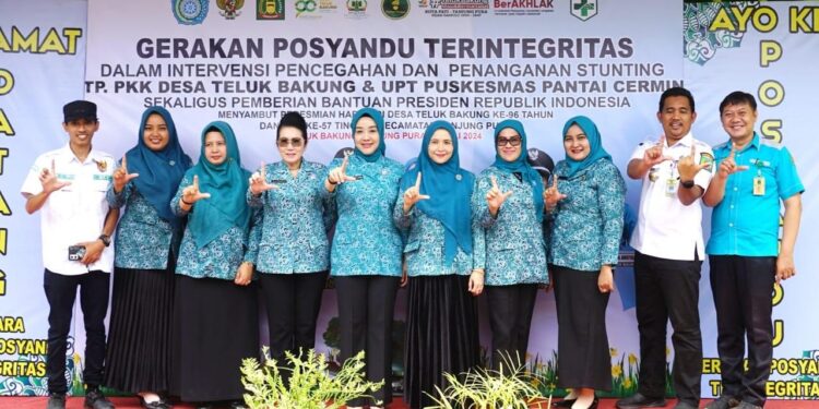 Pj. Ketua TP PKK Langkat Serahkan 100 Paket Sembako Bantuan Presiden RI di Kecamatan Tanjung Pura o Bantuan Presiden RI di Kecamatan Tanjung Pura 