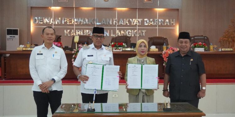 Pj. Bupati Langkat Faisal Hasrimy Tandatangani Nota Kesepakatan Perubahan APBD 2024
