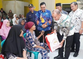 Pj. Bupati Langkat Serahkan 122 Paket Sembako Bantuan Presiden RI di 3 Kecamatan 
