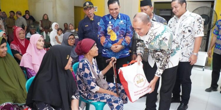 Pj. Bupati Langkat Serahkan 122 Paket Sembako Bantuan Presiden RI di 3 Kecamatan
