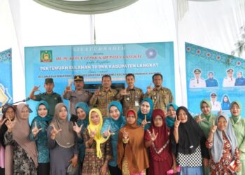 Adakan Pertemuan Bulanan di Besitang, Ketua TP. PKK Langkat Serahkan Bantuan dari Presiden RI 