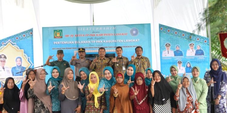 Adakan Pertemuan Bulanan di Besitang, Ketua TP. PKK Langkat Serahkan Bantuan dari Presiden RI