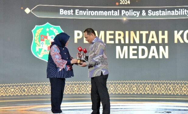 Wali Kota Medan Raih Dua Penghargaan di Ajang CNN Indonesia Awards 2024
