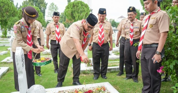 Sambut Hari Pramuka ke-63, Pj Sekda Kota Medan Pimpin Ziarah Makam Pahlawan