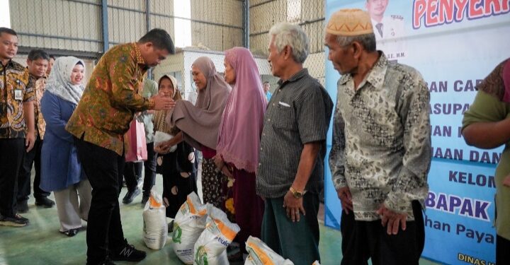 Bobby Serahkan 81.569 BP-CBP kepada Penerima Manfaat, 1.000 Nelayan Terima Kartu BPJS Ketenagakerjaan