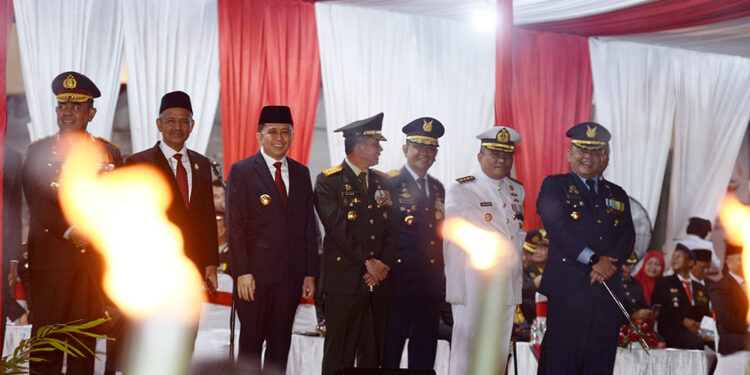 Pj Gubernur Sumut Agus Fatoni Lepas Ribuan Peserta Pawai Obor dalam Rangka Peringatan HUT ke-79 RI