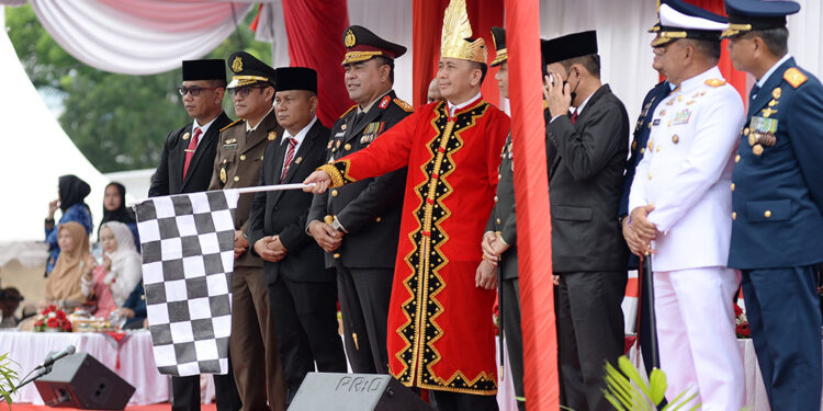 Ribuan Masyarakat Saksikan Pawai Peringatan HUT ke-79 RI, Pj Gubernur Sumut Agus Fatoni: Terus Nyalakan Semangat Kemerdekaan
