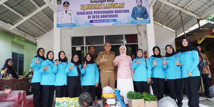 Pj. Bupati Langkat Faisal Hasrimy Serahkan Bantuan di Kecamatan Stabat dan Wampu, Bentuk Perhatian Pemerintah kepada Masyarakat