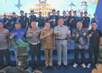 Pj Gubernur Sumut Fatoni bersama Tokoh Pembina Samsat Nasional Teken Gerakan 1.000 Tanda Tangan Pencanangan Tertib di Jalan Sambut PON XXI   
